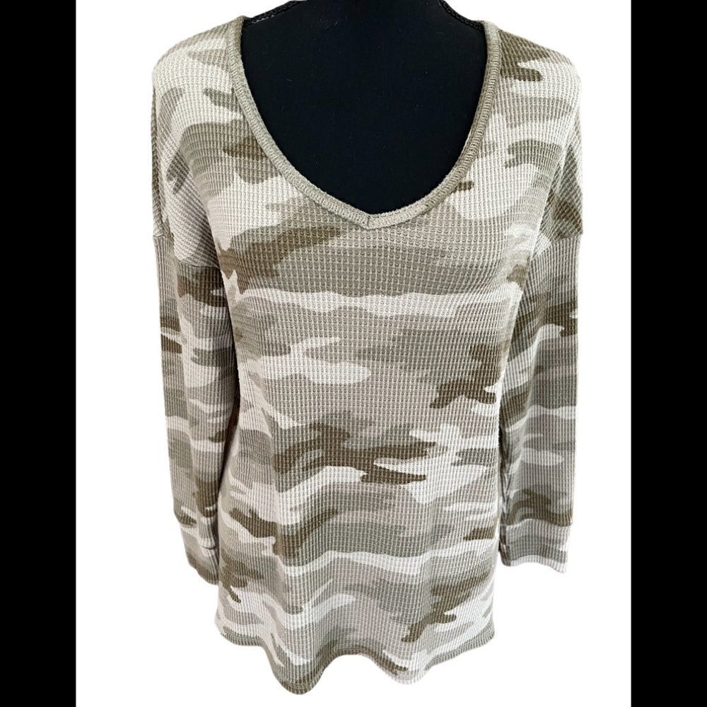 American Eagle Outfitters camo waffle knit v neck top, size XS